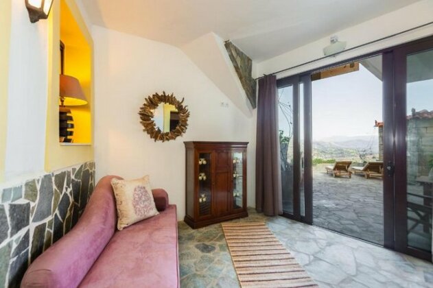 Katrina's Stone House - Photo5