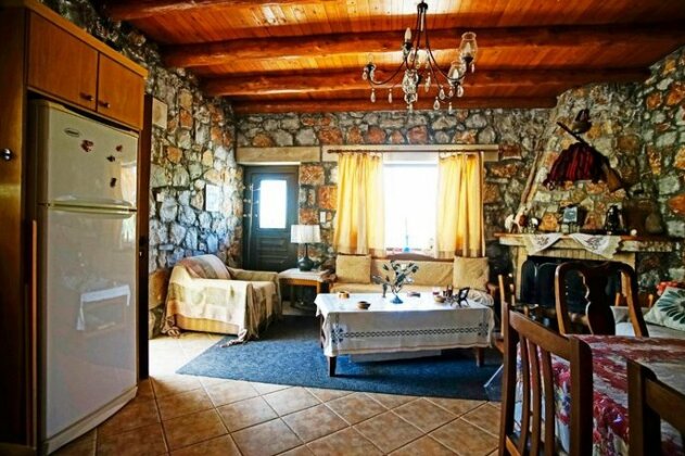 Mike Omalos Houses - Photo2