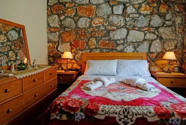 Mike Omalos Houses - Photo3