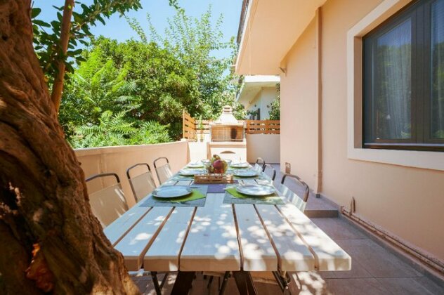 Stylish Home with Terrace & Parking - Photo2