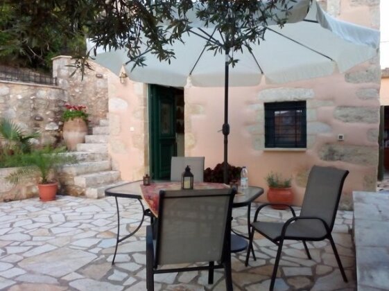Tzitzifes Stone Mansion - Photo2
