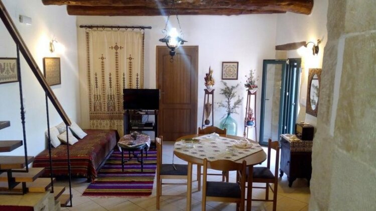Tzitzifes Stone Mansion - Photo3