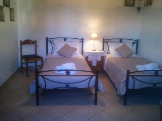 Tzitzifes Stone Mansion - Photo4
