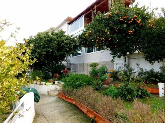Vardia House