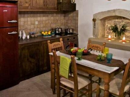 Eleni's Stately Home - Photo5