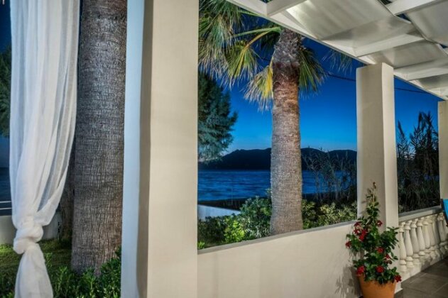 Big Blue Seafront Villa - Photo3