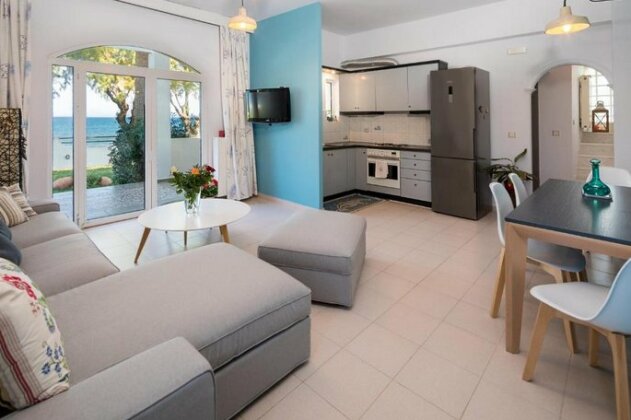 Big Blue Seafront Villa - Photo5