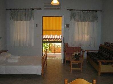 Penelope Studios And Apartments - Photo2
