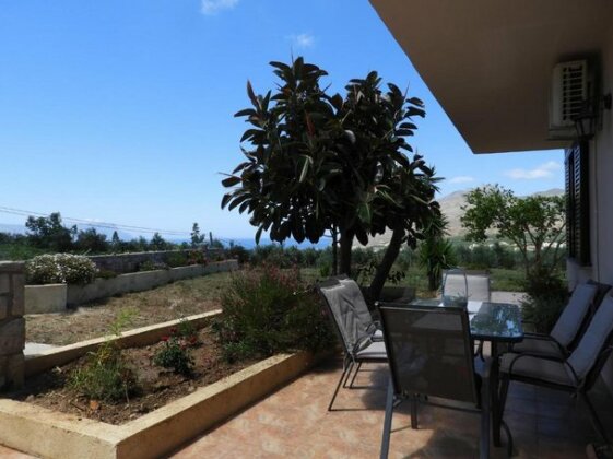 Chrissi's house with garden and sea view - Photo4