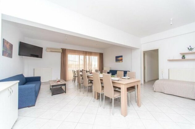 Centrally Located 3 Bedroom Apartment with Parking - Photo2