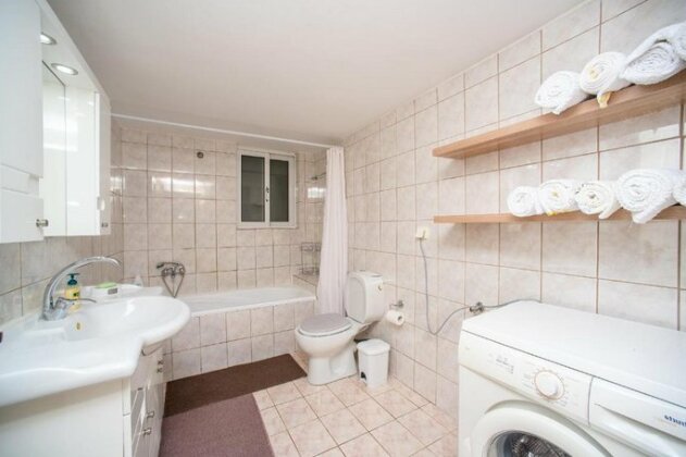 Centrally Located 3 Bedroom Apartment with Parking - Photo3