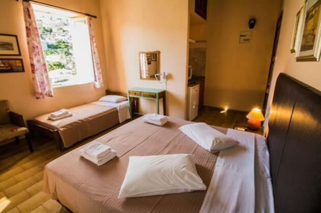 Athina Guesthouse - Photo2