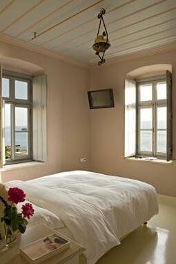 Four Seasons Hydra Luxury Suites - Photo4