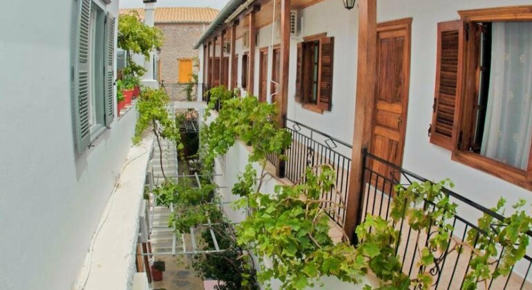 Glaros Guesthouse - Photo2