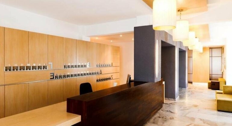 Far Out Luxury Apartments - Photo4