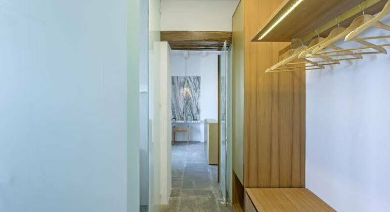 Far Out Luxury Apartments - Photo5