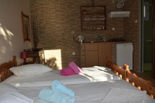 Elena Apartments Ithaca - Photo4