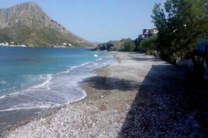 Waterfront Entire Beach House below Geriakos crag