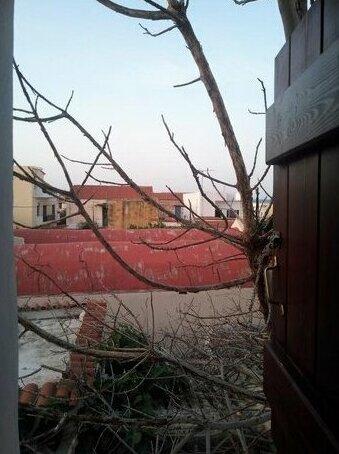 Manos Traditional House