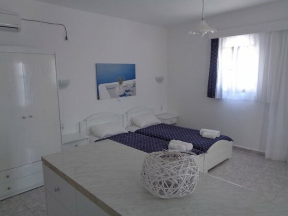 Blue and White Studios & Apartments - Photo3