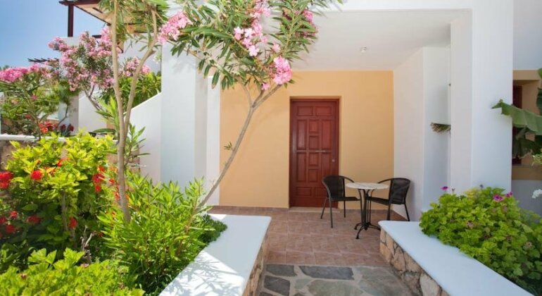 Golden Sun Apartments - Photo2