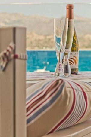 Nereus Luxurious Suites - Photo2
