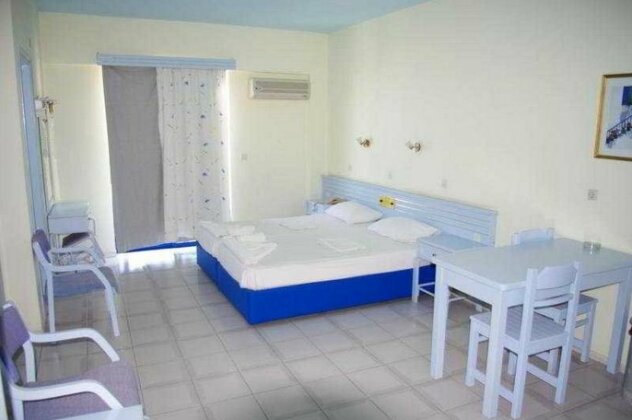 Regina Studios & Hotel - Photo4