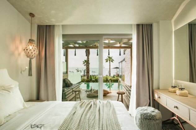 Blue Carpet Luxury Suites - Photo4