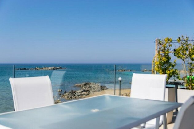 Sonja Beachfront Apartments - Photo4
