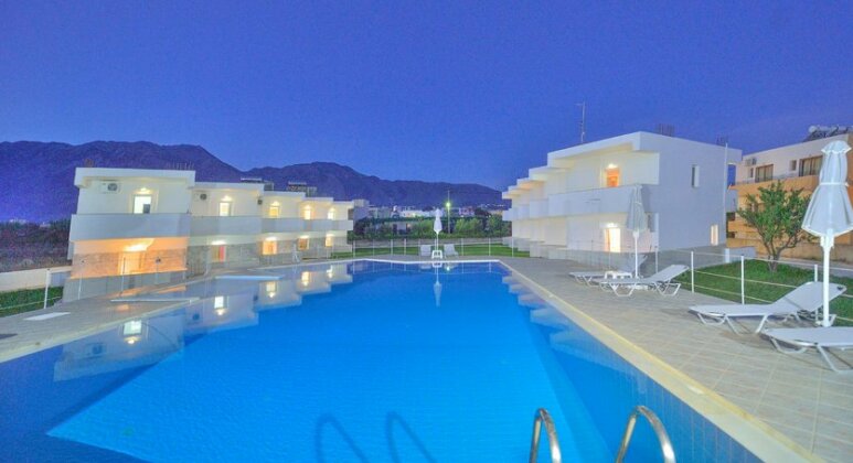 Reina Apartments - Photo3