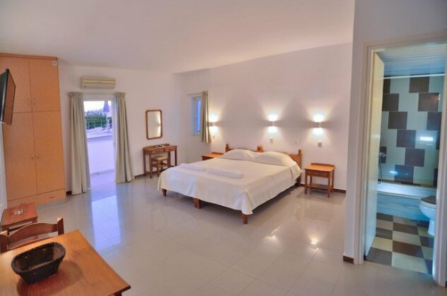 Reina Apartments - Photo4