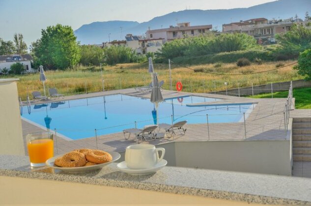 Reina Apartments - Photo5