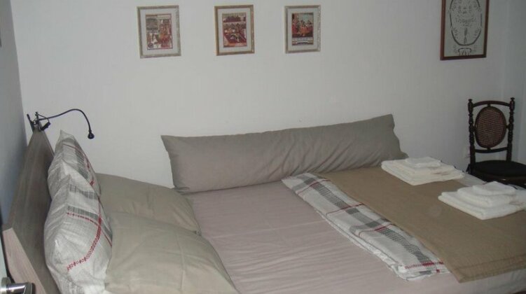  Photo 1