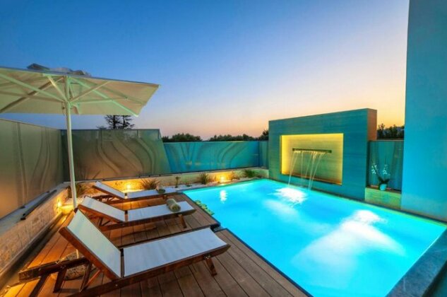 Perla Villas with Heated Pool - Photo2