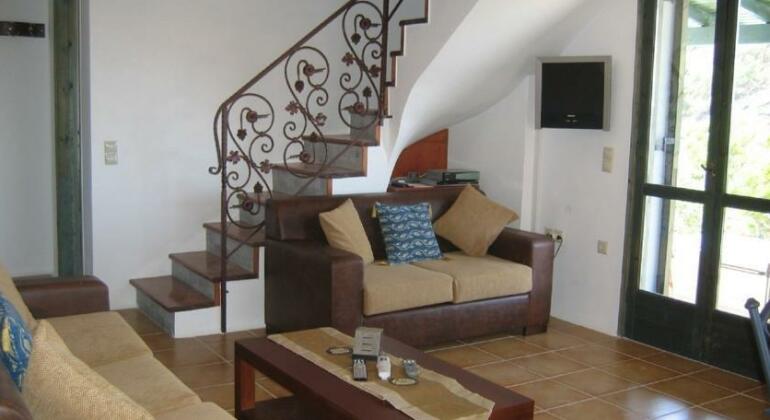 Lyronda Villa - Photo3