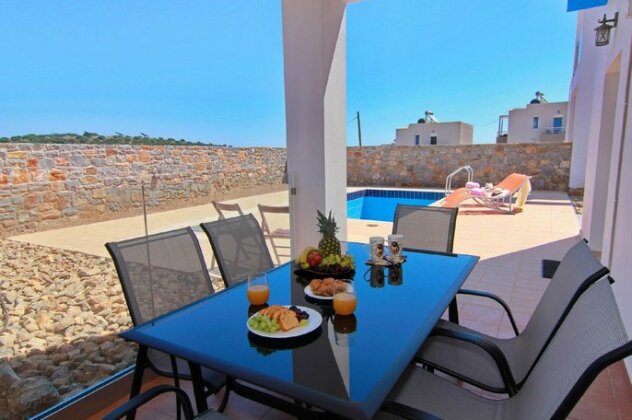 Stay at this wonderful 3 bedroom villa with its own pool perfect for relaxation - Photo2