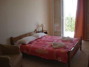 Emelia Apartments - Photo4