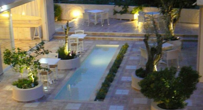 Happyland Hotel Apartments - Photo2
