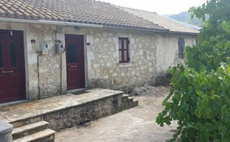 Kontrata Cottage