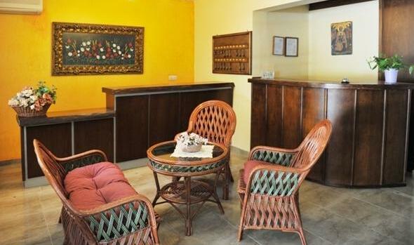Logan's Beach Hotel - Photo2