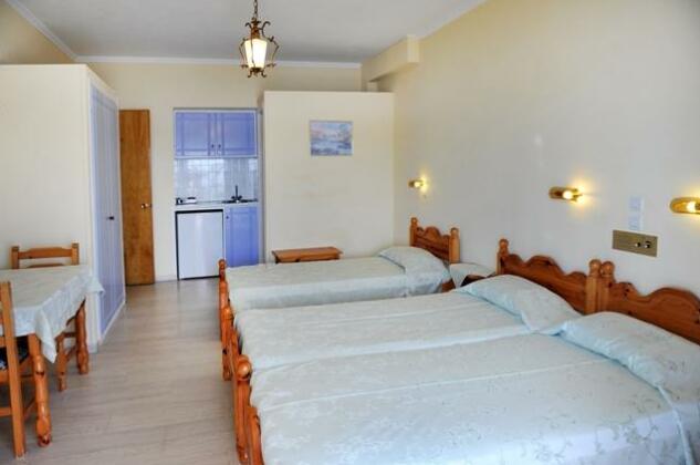 Logan's Beach Hotel - Photo3