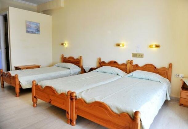 Logan's Beach Hotel - Photo4