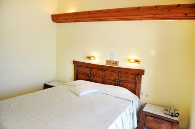 Logan's Beach Hotel - Photo5