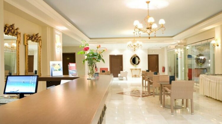Royal Nidri Hotel & Apartments - Photo3