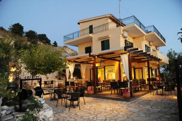 Zephyros Rooms And Apartments
