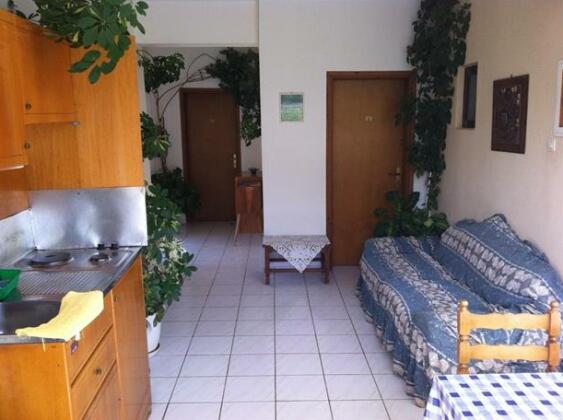 Athina Rooms Lefkogeia - Photo2