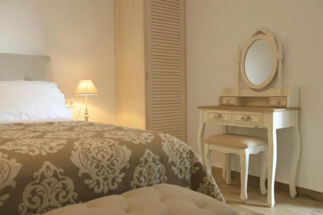 Theasis Luxury Suites - Photo4