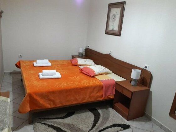 Avgi - Photo4