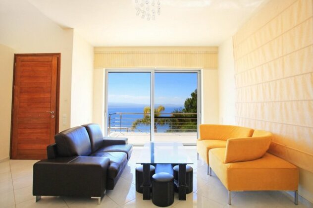 Seafront Home - 4min walk to private beach - Photo3
