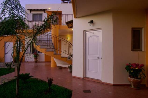 Kris Apartments - Photo2